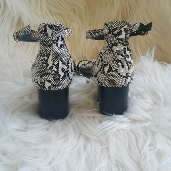 Black and white snake skin print sandles - Picture 2 of 4